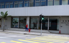柴湾商店玻璃门遭毁　警方追缉1.8米壮男