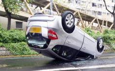 私家車龍翔道失事反肚 男乘客受傷被困