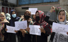 喀布尔妇女示威争取权益 塔利班武装向天开枪驱赶