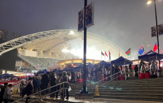 香港七榄｜天雨无阻市民热情  英法球迷远道而来：除罩吃喝有气氛