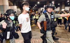 示威者将军澳悼堕毙周梓乐 警拘63人谴责民居附近放汽油弹