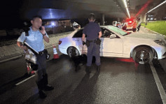 藏毒私家車八鄉遇路障逆線駛入油站 逃走時倒車撞壆2男女被捕