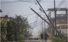 飓风「艾尔玛」袭古巴 架空电线杆连环塌