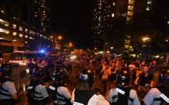 【逃犯条例】马鞍山警署被围 警清场一度发射胡椒弹