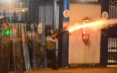 【七区集会】示威者包围深水埗警署 警发射催泪弹驱散  