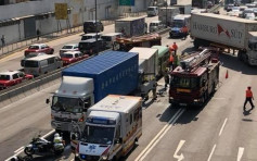 葵芳绿Van狂撼两货车16人轻伤 小巴司机及货车乘客一度被困
