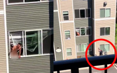 【片段】学生宿舍裸男公然窗边自慰 遭警察开枪狂轰
