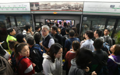 【修例风波】列车车门被阻碍 港铁观塘荃湾及港岛綫服务一度受影响