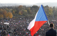 捷克天鵝絨革命30周年 25萬人上街要總理下台 