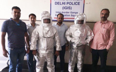 印度騙徒父子被揭穿 著太空衣拍照示眾