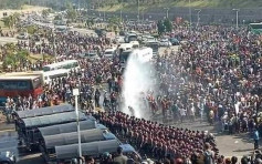缅甸反政变示威持续 警出动水炮车驱散
