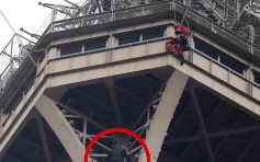 巴黎警方拘捕一名攀爬艾菲尔铁塔的男子