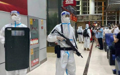云南西双版纳机场逾1500名游客滞留机场 传「大白」配长枪戒备