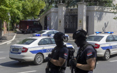 以色列驻塞尔维亚大使馆外 警卫遇袭颈部中箭 袭击者遭击毙
