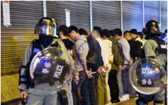 【修例風波】示威者旺角聚集堵路縱火 警連番驅散截查多人