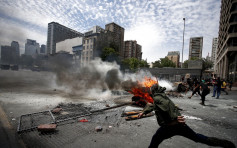 智利反政府骚乱最少18人死 政府催泪弹水炮驱散