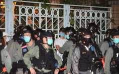 【7.21】示威者元朗聚集 警方票控36人违反限聚令