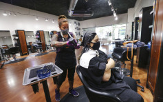 加州理发店准复业 纽约证交所交易大堂两个月来首重开