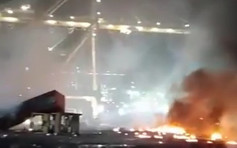 迪拜港口一艘船上化学品爆炸 引发大火