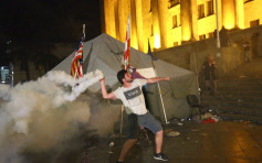 格魯吉亞示威者抗議俄議員訪國會 警放催淚彈橡膠彈逾百傷 