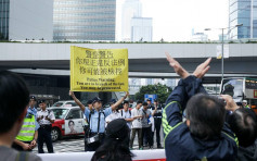 【預算案】民主派遊行 警舉黃旗警告