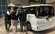 私家車尖沙嘴衝路障 司機拋毒品出車外 警油麻地尋獲涉案車輛拉人