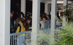 【修例风波】防暴警追至富东邨行人天桥截查 6男女被捕