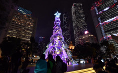 皇后像廣場LED聖誕樹亮燈 隨周圍色彩變色