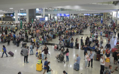 【堵塞机场】大批旅客滞留机场 示威者步行出市区