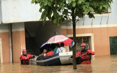广西遭暴雨袭击多地被淹 逾百人被困需消防抢救