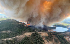 加拿大艾伯塔省高温引发山火 1.3万人被迫撤离