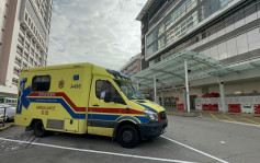 机场男工人电带车拖货被夹 手脚受伤送院