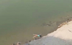 印度官員首承認新冠死者遺體被棄置入河