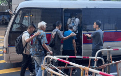 警荃灣打擊非法街頭賭博 7男女被捕