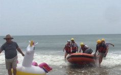 8岁男童坐卡通独角兽充气浮床 遇强风漂出大海获救