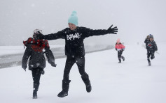 美国30年罕见暴风雪 逾1700航班取消纽约宣布停课