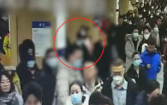 邊走邊打︱北京兩男地鐵互毆  打遍月台、扶手電梯、出閘口齊行拘
