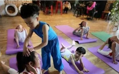 自閉男童醉心瑜伽 6歲成全國最年輕持牌教練