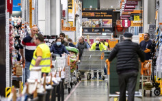欧洲多国放宽封城措施 瑞士药房杂货店重开民众四出购物