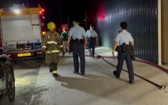 元朗車房「救車」鋰電池起火 波及場內兩車 消防開喉救熄