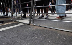 【修例風波】示威者築路障新招 鐵欄鑲馬路