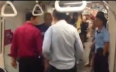 疑因地鐵爭位口角 新加坡躁男辱罵中國男是「狗」