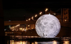 圣彼得堡光影节 「月亮」浮河面最吸睛