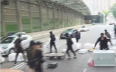 【修例風波】屯門公路示威者快閃堵路 警方制服最少1人