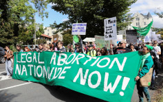 美国各地有民众上街示威 促选民投票踢走反对堕胎共和党人