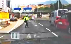 【車Cam片】公路截停客貨車累尾隨的士猛撞 交通警無奈目擊「車禍」