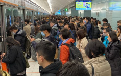 港铁香港站坏车一度阻机场快綫服务 青衣站月台迫爆候车乘客