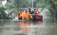 河南暴雨︱漯河市降水量全国第一  南阳市水深及腰