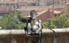 西班牙撒旦selfie雕像被批太友善 居民投訴法庭頒令擱置展出