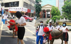 广东高考生考全校第一 其母送牛感谢学校栽培